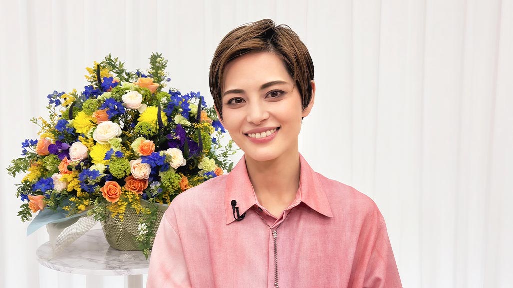 トップスター・ロングインタビュー#38「朝美絢の魅力に迫る」